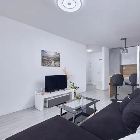 Family House نيترا